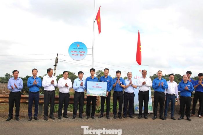 Đại diện lãnh đạo Trung ương Đoàn trao bảng tượng trưng mô hình phân loại rác tại nguồn.