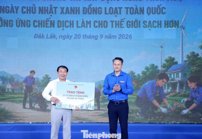 Anh Nguyễn Kim Quy trao bảng tượng trưng tặng tủ sách thanh niên.