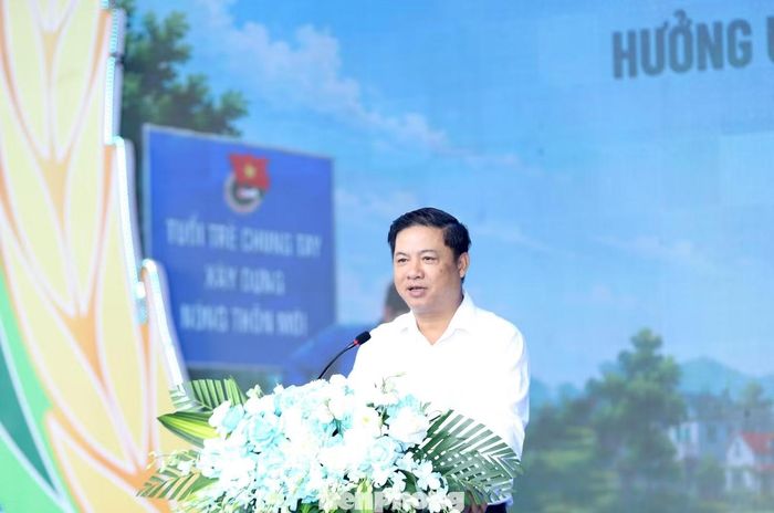 Ông Lương Nguyễn Minh Triết - Ủy viên BCH Trung ương Đảng, Bí thư Tỉnh ủy, phát biểu tại lễ ra quân.