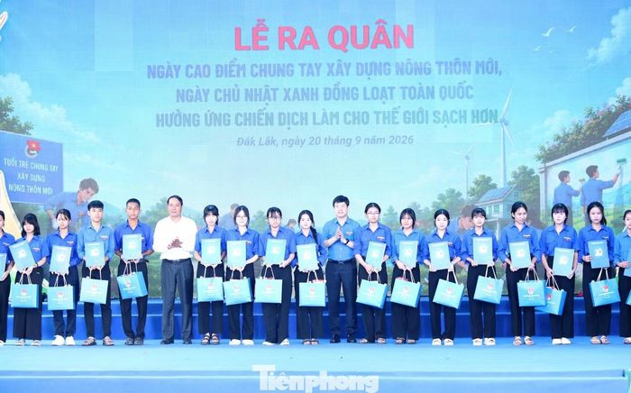 Các học sinh, đoàn viên được nhận quà tại lễ ra quân.