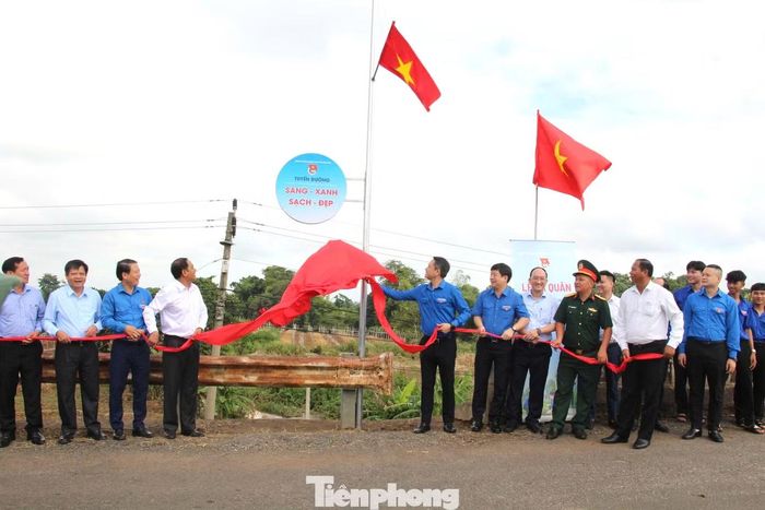Khánh thành tuyến đường sáng, xanh, sạch, đẹp.