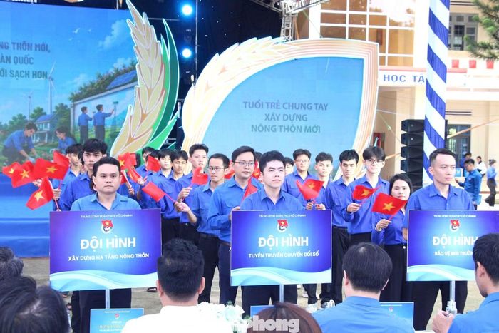 Các đội hình trí thức trẻ tình nguyện chung tay xây dựng nông thôn mới ra mắt.