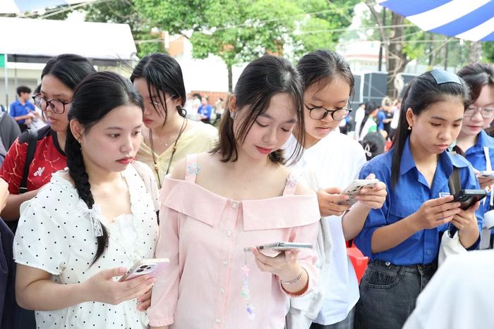 Sinh viên tìm hiểu việc làm tại các doanh nghiệp trong khuôn khổ chương trình.