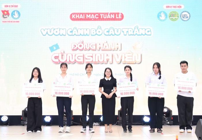 Trao học bổng cho các thủ khoa, á khoa đầu vào khóa K52 Trường Đại học Nông Lâm TPHCM trong kỳ tuyển sinh vừa qua.