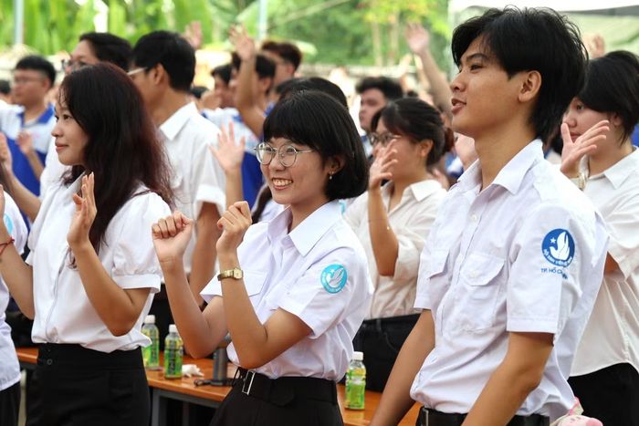 Các bạn sinh viên phấn khởi bước vào chặng đường học tập mới.