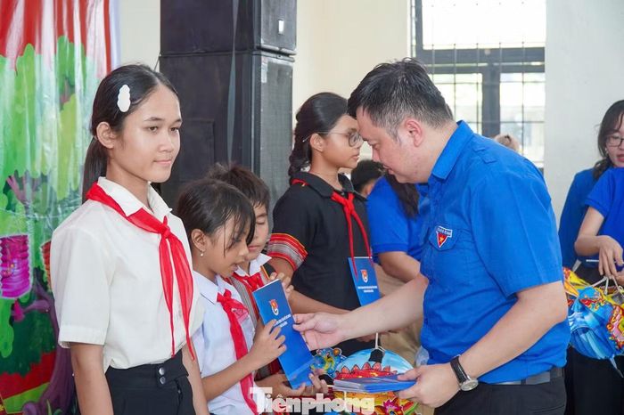Trao học bổng cho học sinh khó khăn.