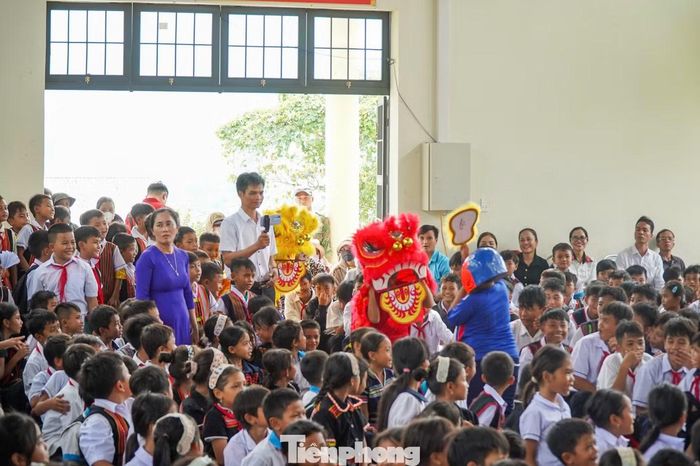 Không khí Trung thu rộn ràng khắp sân trường.