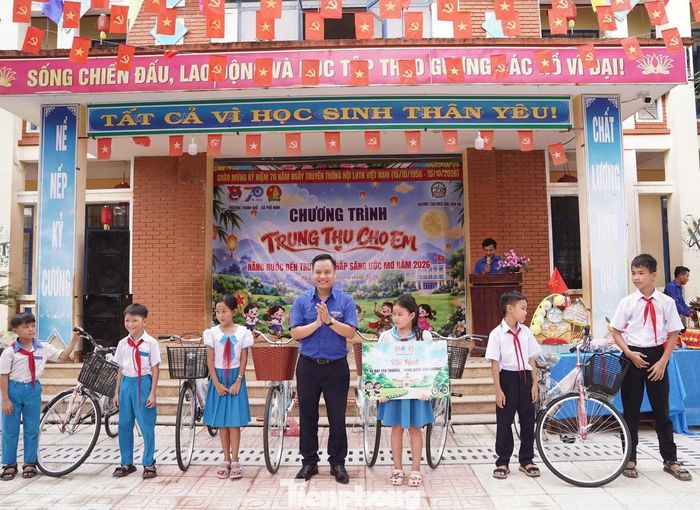 Đoàn phường Thanh Khê trao xe đạp mới cho các em học sinh khó khăn ở xã Phú Ninh.