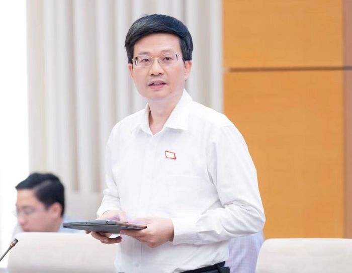Đại biểu Quốc hội Đỗ Chí Nghĩa đặt câu hỏi với Bộ trưởng GD&ĐT.