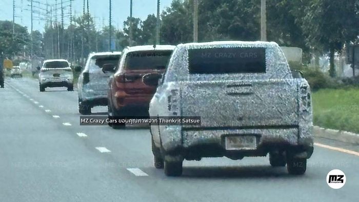 Đổi thủ Ford Everest và Hilux TRAVO bản gầm thấp xuất hiện bên cạnh nguyên mẫu Fortuner đời mới. Ảnh: Thankrit Satsue