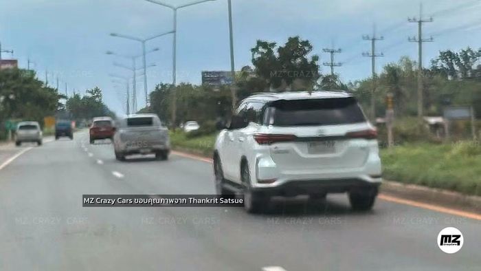 Đoàn xe đi cùng chiếc Toyota Fortuner thế hệ mới chạy thử nghiệm tại Thái Lan. Ảnh: Thankrit Satsue