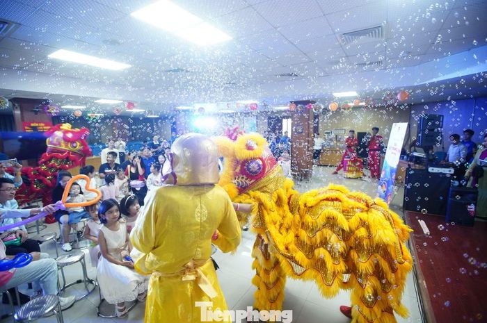 Các tiết mục trong chương trình thu hút sự chú ý và hưởng ứng của đông đảo thiếu nhi.