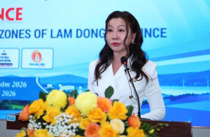 Bà Dương Thị Kiều Anh - Thành viên Hội đồng quản trị Công ty CP Khu Công nghiệp Hố Nai phát biểu tại hội nghị.