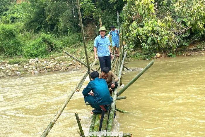 Cầu làm bằng tre nên chỉ người đi bộ mới có thể đi qua.