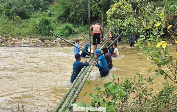"Trong chiều nay, cầu tạm sẽ xong, người dân hai bản có thể đi lại", Chủ tịch xã Yên Na nói.