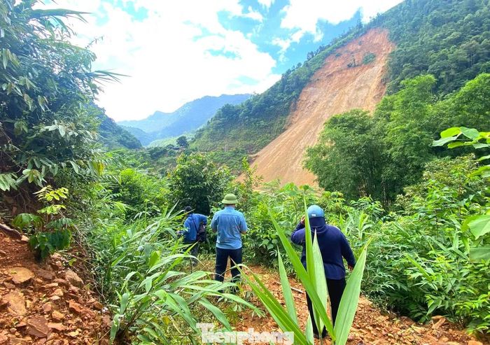 Trước đó vào ngày 19/9, một vụ sạt lở núi nghiêm trọng tại bản Huồi Pai (xã Yên Na) đã khiến một đoạn tỉnh lộ 543C bị đất đá vùi lấp hoàn toàn. Vụ việc khiến hơn 300 hộ dân với khoảng 1.000 người ở 2 bản Huồi Pai và Chà Lúm bị cô lập. Điểm sạt lở cách khu dân cư 200m.