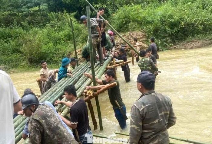 Bên cạnh các lực lượng chức năng, rất đông người dân hai bản cùng ra hỗ trợ để dựng cầu.
