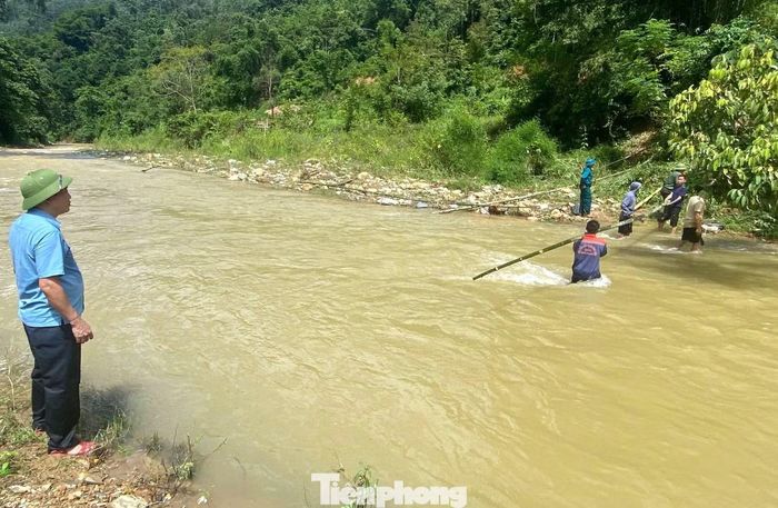 Sau khi nghiên cứu địa hình, xã Yên Na quyết định mở một con đường tạm dài 1km vòng qua khe suối Chà Hạ để người dân đi lại, các em học sinh trong bản có thể đến trường.