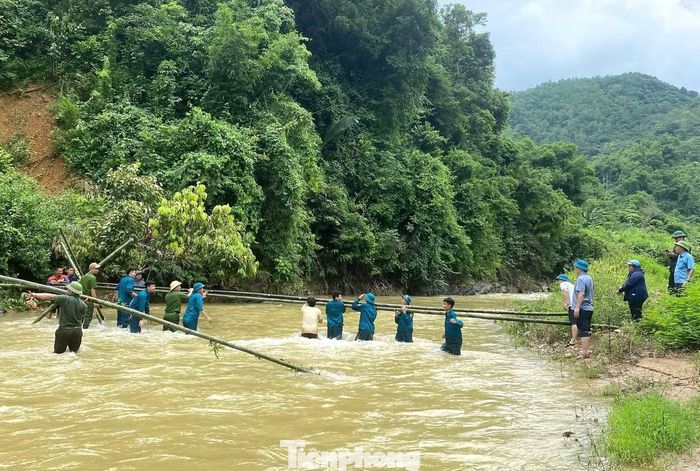 “Các lực lượng phải phát dọn, mở rộng lối đi. Đồng thời, xã cho dựng 2 cầu tre tạm bắc qua khe Chà Hạ để người dân thuận tiện đi lại", ông Thái Lương Thiện nói.