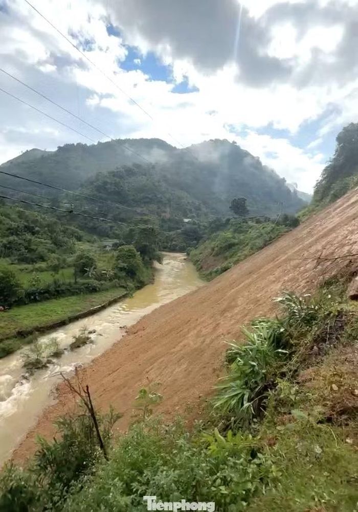 Chủ tịch xã Yên Na cho biết thêm, trên đỉnh núi Pu Pai đang tiếp tục có nguy cơ sạt lở. Hiện xã đã phong toả hiện trường, đồng thời huy động máy móc, nhân lực để khắc phục vụ sạt lở. “Lượng đất đá rất lớn, phải mất nhiều thời gian mới có thể dọn dẹp, thông đường trở lại”, ông Thái Lương Thiện nói.