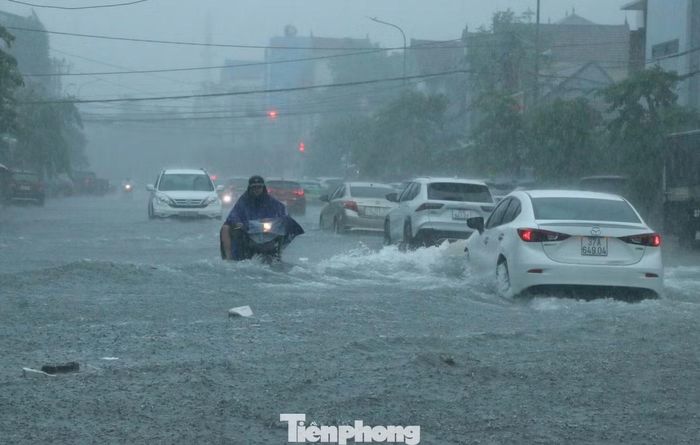 Đường phố Vinh ngập nặng sau mưa lớn ngày 19/9.