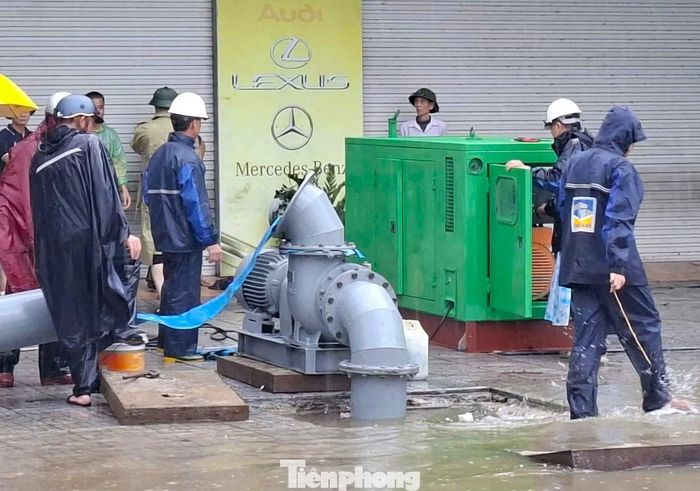 Máy bơm dã chiến được huy động để tiêu nước trên đường 72 m chiều 19/9.
