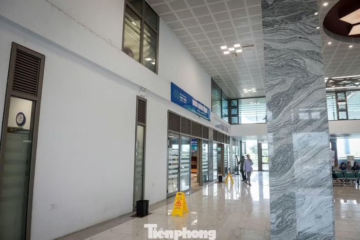 Ngay tại sảnh Khoa Khám bệnh, nơi hàng ngày rất đông người bệnh đi lại, có nhiều vị trí phải hứng nước từ trần chảy xuống.