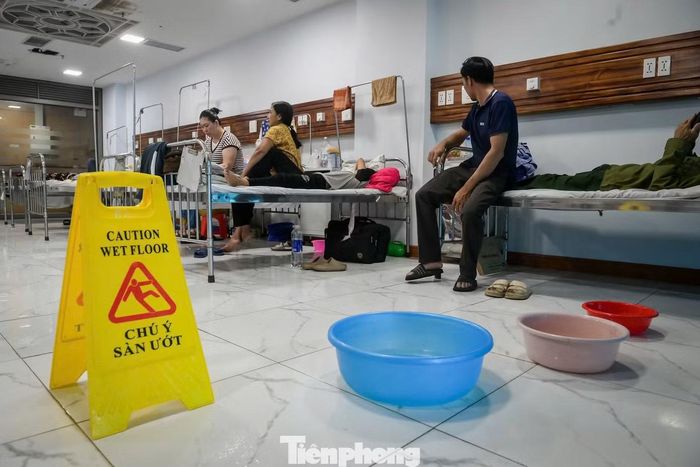 Không chỉ ngoài sảnh, trong phòng bệnh nội trú cũng phải đặt nhiều chậu nhựa để hứng nước.