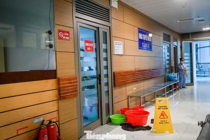 Trước cửa nhiều buồng cấp cứu của Khoa Truyền nhiễm cũng ghi nhận tình trạng nước nhỏ từ trên trần xuống.