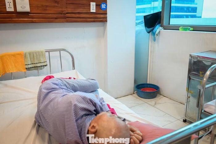 Tại tầng 4, Trung tâm Ung bướu, tòa nhà E, do keo khe cửa kính bị hỏng, mỗi khi trời mưa, nước từ khe cửa kính chảy vào phòng bệnh khiến nền phòng trơn trượt, ảnh hưởng đến sinh hoạt và việc nghỉ ngơi của bệnh nhân.