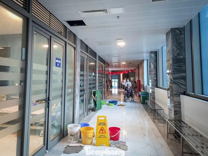 Tình trạng nước chảy, thấm dột không chỉ xuất hiện tại một phòng bệnh mà được ghi nhận ở nhiều khu vực khác nhau trong bệnh viện, khiến người bệnh, người nhà bệnh nhân và nhân viên y tế lo ngại.