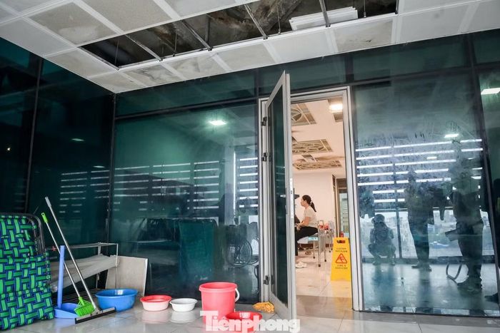 Chị N.T.T.T, nhân viên vệ sinh bệnh viện, cho biết: “Tình trạng nước chảy từ trần nhà xuống sàn tại nhiều vị trí trong bệnh viện đã xuất hiện liên tục từ nhiều tháng. Hôm nào trời nắng nóng, nước còn chảy xuống nhiều hơn. Tôi phải dùng nhiều xô nhựa để hứng, liên tục gạt nước chảy trên sàn và cách 2 - 3 giờ phải đổ nước trong xô 1 lần”.
