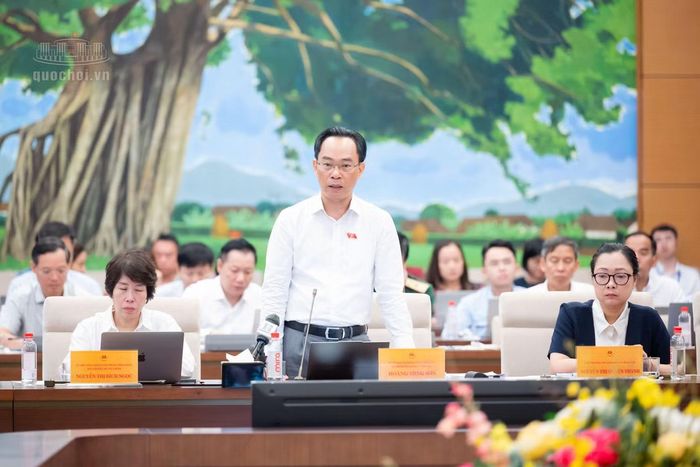  Bộ trưởng Bộ Giáo dục và Đào tạo Hoàng Minh Sơn tại phiên giải trình. (Ảnh: QH) 