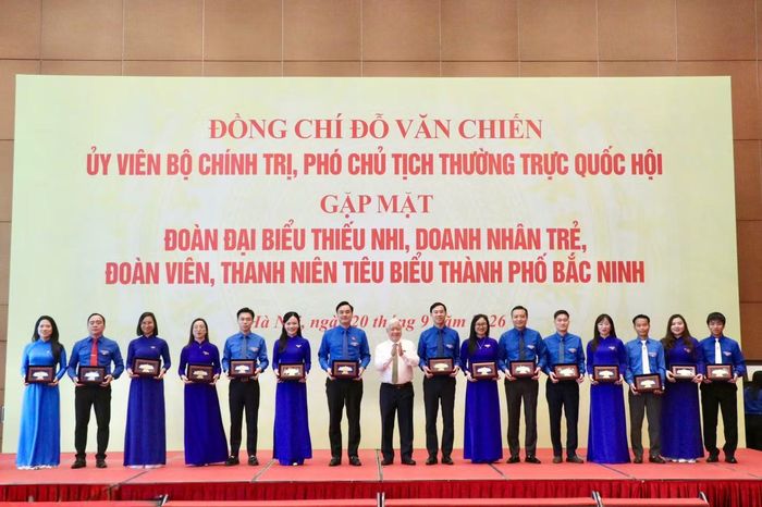 Phó Chủ tịch Thường trực Quốc hội Đỗ Văn Chiến trao quà tặng cán bộ Đoàn thành phố Bắc Ninh.