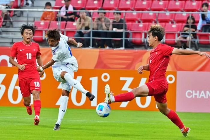  U23 Thái Lan (áo trắng) đang cho thấy bản lĩnh đáng gờm khi liên tiếp thắng ngược các đối thủ ở bảng A. 