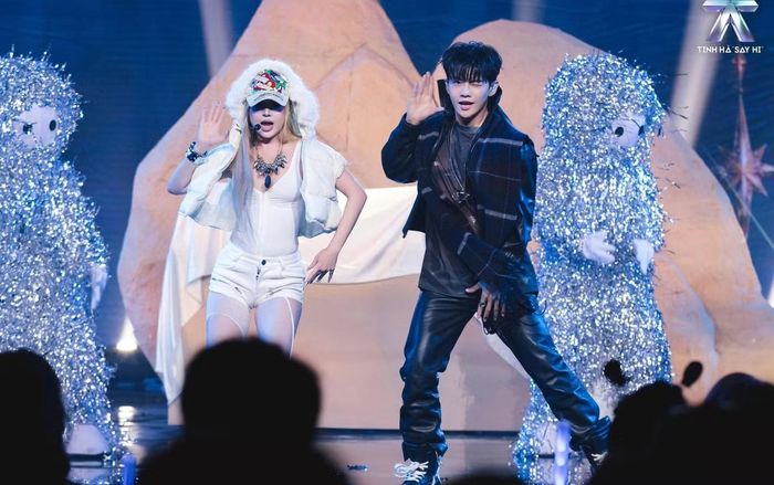  Không khí sân khấu thay đổi khi Jaysonlei trình diễn Ta không nên cùng rapper Saabirose. Tiết mục được dàn dựng trong không gian gợi liên tưởng đến hoang mạc, phù hợp câu chuyện về hai người có tình cảm nhưng không thể tiếp tục bên nhau. 