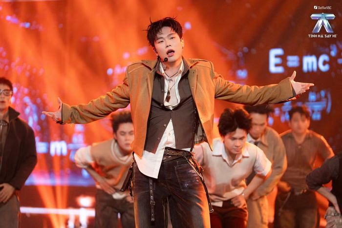  Dương Domic khép lại tám phần solo bằng Tell Me Why. Ca khúc diễn tả trạng thái một người cố tìm nguyên nhân nhưng không thể giải quyết chuyện tình cảm. Nam ca sĩ đưa ngôn ngữ toán học vào ca từ qua những hình ảnh như bài toán vô nghiệm hay “bình phương nỗi nhớ”. Dương Domic cho biết anh từng căng thẳng vì luôn muốn tìm công thức cho những điều đang xảy ra nhưng bất lực. Cảm xúc dồn nén khiến anh bật khóc khi đứng trên sân khấu. 