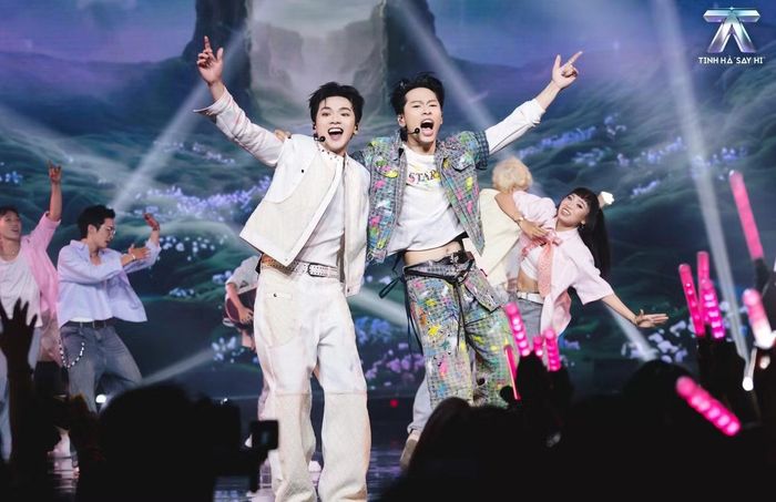 Ở phần cuối, Vương Bình bất ngờ xuất hiện và cùng Hurrykng thực hiện đoạn vũ đạo. Sự kết hợp giúp sân khấu chuyển từ không khí tự sự sang tiết tấu rõ hơn nhưng vẫn giữ được nội dung ban đầu.
