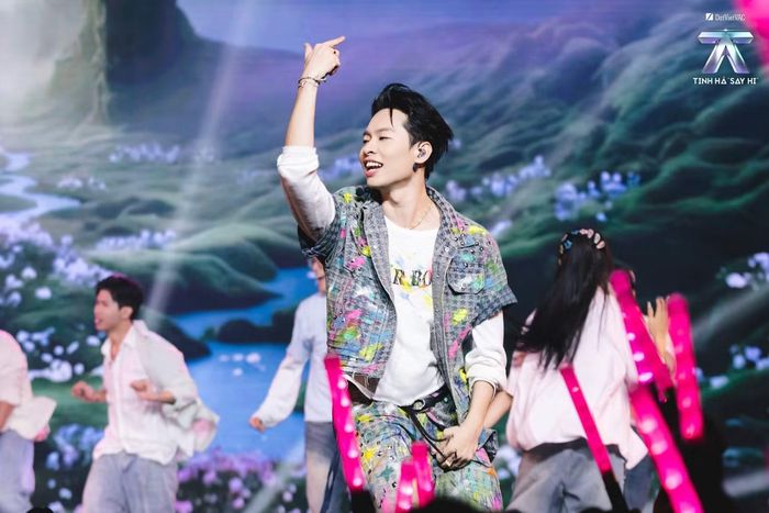  Hurrykng lựa chọn câu chuyện gia đình làm chất liệu cho 1.000 thắc mắc. Nam rapper cho biết những người phụ nữ thân thiết với anh có điểm chung là thiếu vắng sự đồng hành của bạn đời. Vì vậy, anh viết ca khúc dành cho mẹ và những người phụ nữ mình yêu thương. Tiết mục mở đầu bằng tiếng guitar, giọng hát trầm và phần vẽ tranh, cho thấy một khía cạnh mềm mại hơn của Hurrykng. 
