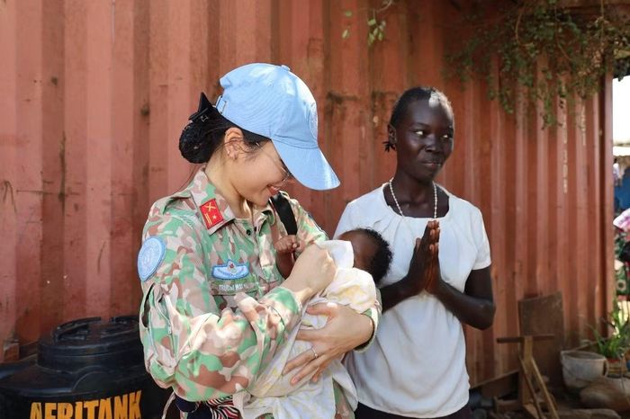 Thiếu tá quân nhân chuyên nghiệp Trương Mai Hoa bế em bé Nam Sudan mới 6 tháng tuổi từng bị bỏ rơi, hiện được nuôi dưỡng ở mái ấm St. Clare.