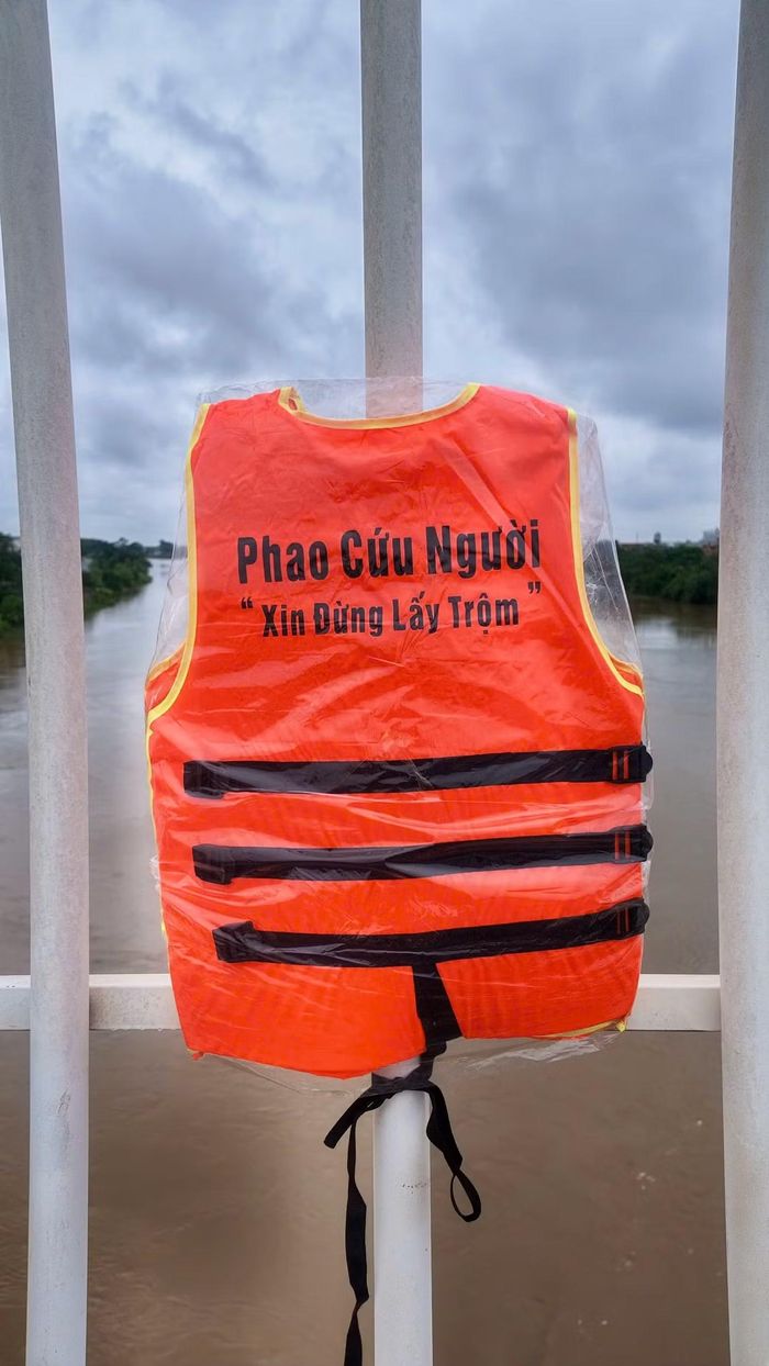 Sau khi chứng kiến sự hy sinh của thiếu tá Trần Văn Tùng khi cứu người trên sông Trà Lý, anh Hữu Quang quyết định mua 200 áo phao, treo tại các cây cầu để người dân sử dụng khi cần. Ảnh: NVCC