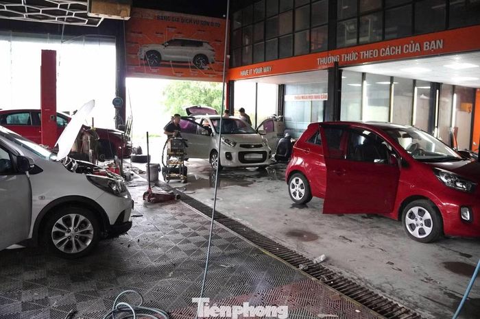 Anh Đặng Ngọc Lâm - chủ một gara ô tô ở phường Thành Vinh - cho hay, lượng phương tiện đưa đến xưởng tăng mạnh sau khi nước rút. Thợ phải làm liên tục để giải phóng những chiếc đã được tiếp nhận, trong khi bên ngoài vẫn còn nhiều phương tiện chờ xử lý.