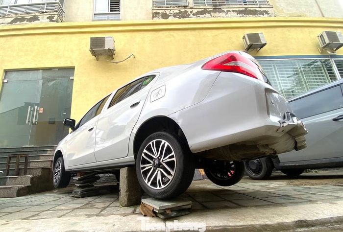 Trước đó, trận mưa kỷ lục “41 năm có 1 lần” trút xuống sáng 19/9 khiến hàng loạt xe ô tô, xe máy bị ngâm trong nước. Một số chủ xe không thể di chuyển đi nơi khác buộc phải dùng gạch, đá để kê xe lên cao.