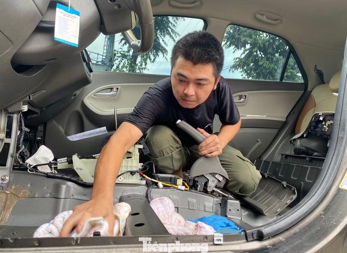 “Từ chiều qua đến nay, gara tôi đã nhận nhiều xe bị ngập nước để dọn vệ sinh, sửa chữa. Chi phí dọn vệ sinh, sửa từ 2-5 triệu đồng tuỳ tình trạng. Nếu hỏng động cơ thì chi phí nhiều hơn nữa”, anh Chu Văn Tuấn - chủ gara sửa xe - nói.