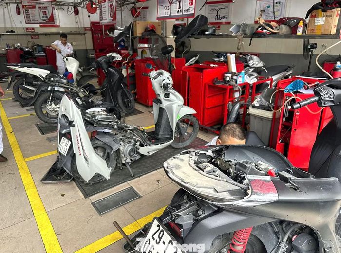 Những chiếc xe máy sẽ được thợ tháo dỡ, vệ sinh, làm khô và kiểm tra hệ thống điện trước khi khởi động lại.