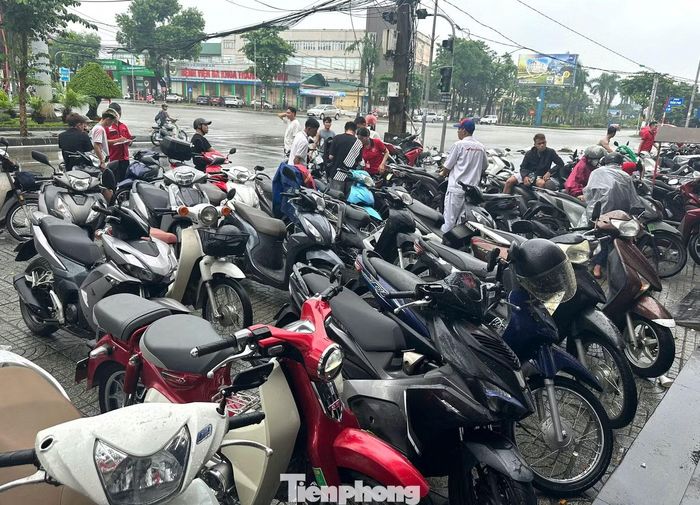 Không chỉ ô tô, các điểm sửa xe máy cũng trong tình trạng “quá tải”. Hàng loạt phương tiện hai bánh được đưa đến sau nhiều giờ ngâm trong nước.
