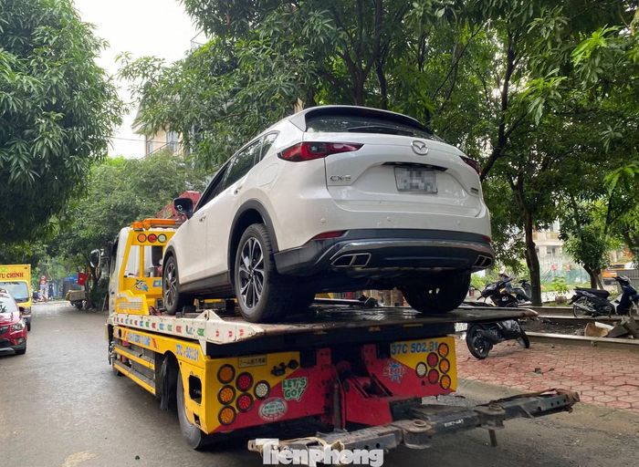 Khi nước rút, các phương tiện hư hỏng buộc phải đưa đến gara để sửa. Nhiều chủ xe ô tô bị ngập không dám nổ máy nên phải thuê xe cẩu đến vận chuyển.