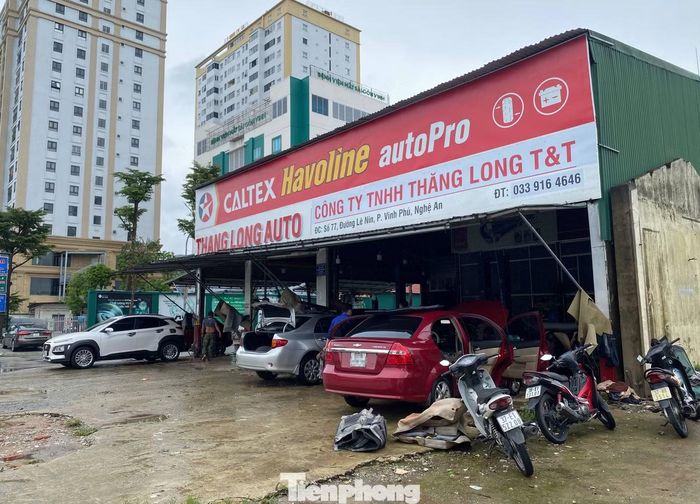 Ngày 20/9, tại nhiều xưởng sửa chữa ô tô trên địa bàn Vinh, Nghệ An, từng dãy phương tiện bị ngập nước xếp hàng chờ đến lượt kiểm tra.