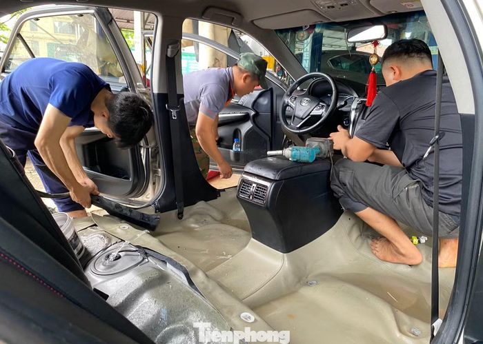 Sau khi tiếp nhận xe ngập nước, thợ sẽ kiểm tra tình trạng và máy móc. Nếu chỉ ướt nội thất, thợ sẽ tháo toàn bộ ghế, sàn ra để lau và sấy khô.