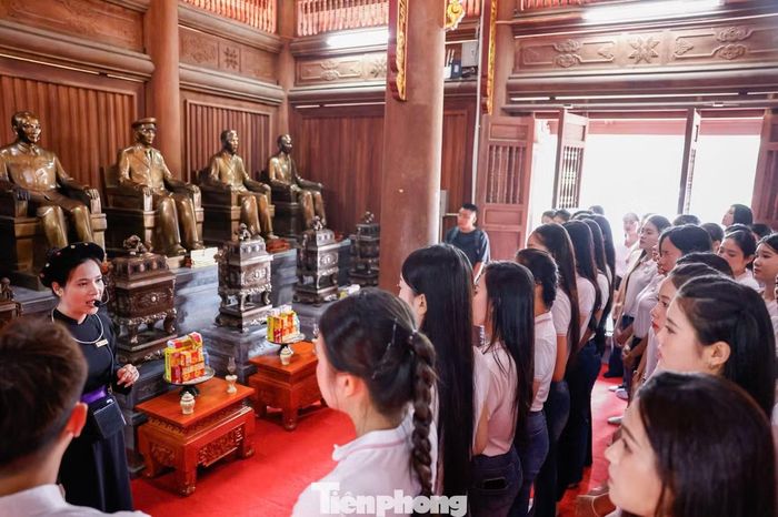  Chuyến về nguồn giúp các cô gái có thêm một cách tiếp cận lịch sử: đi đến tận nơi, lắng nghe và cảm nhận. Ảnh: Như Ý. 